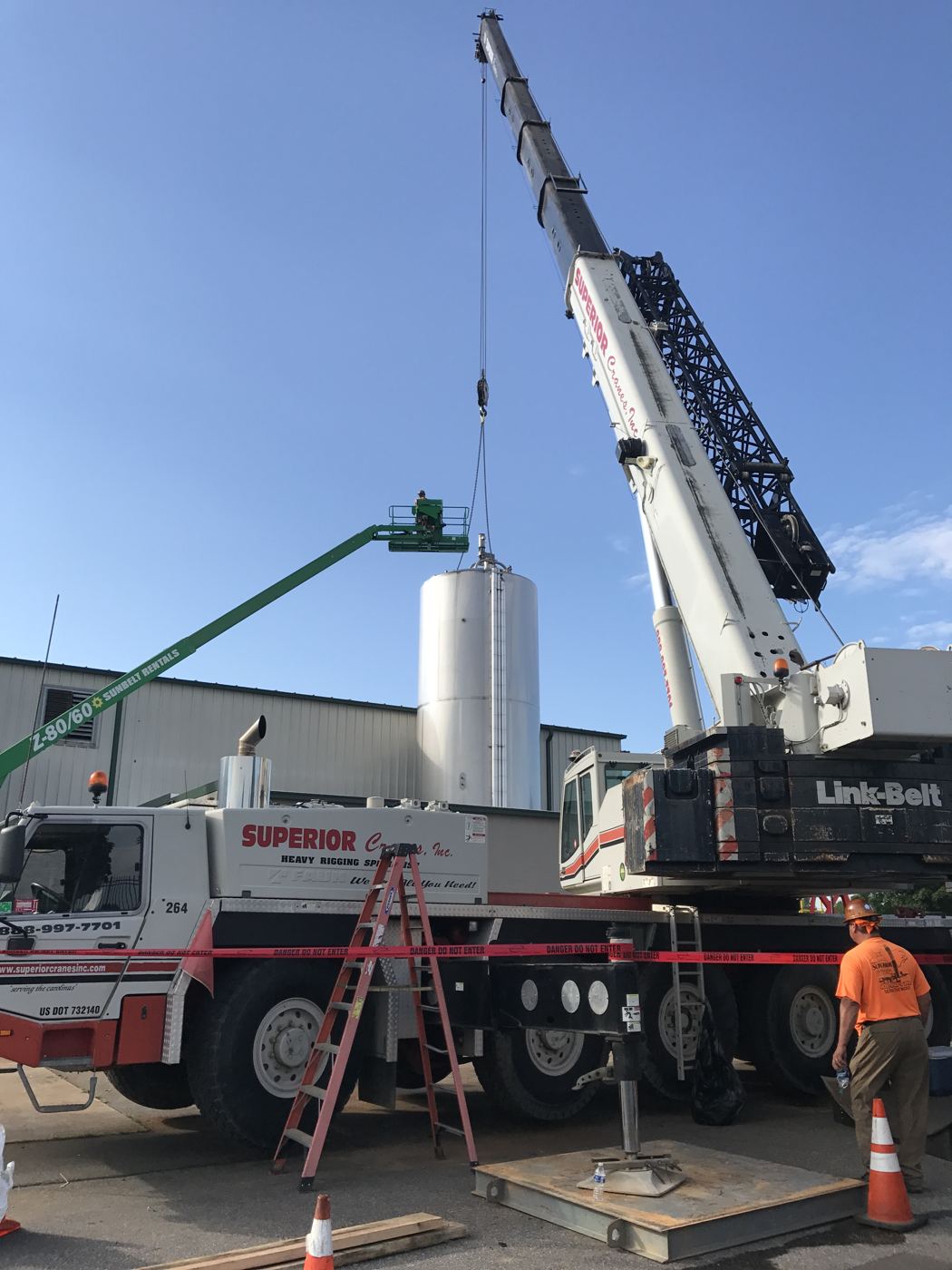Tank lift with a mobile crane